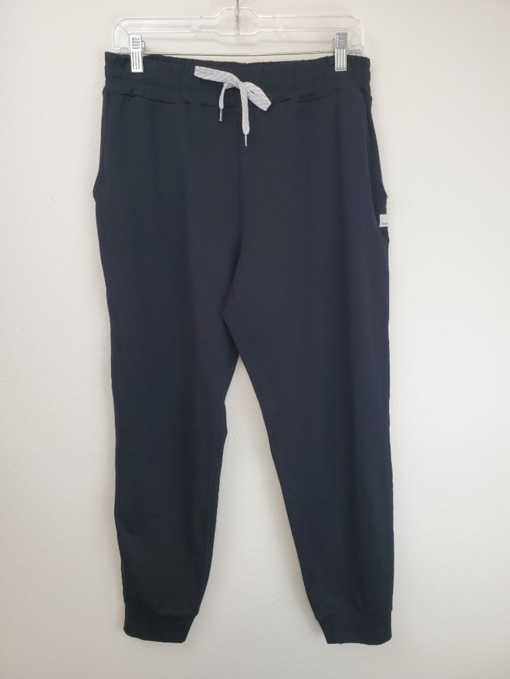 Vuori Performance Jogger in black, pull on with drawstring